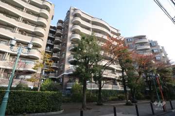 朝日マンション駒場B棟の外観(北西側から)