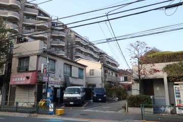 朝日マンション駒場B棟の外観(南東側から)