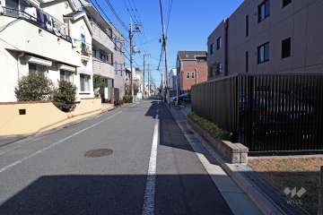 敷地北側の前面道路（西側から）