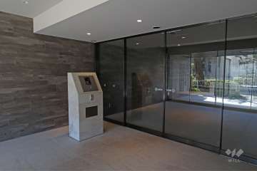 エントランスはオートロック付きです。