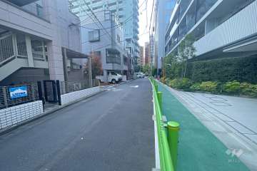 敷地南側の前面道路（東側から）