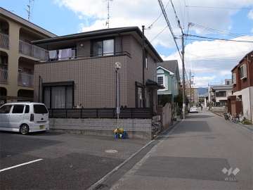 敷地東側の前面道路。周辺は区画の整った静かな住宅地です。