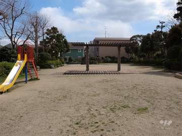 敷地の北側には『若松公園』があります。