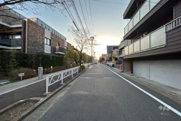 敷地北側の前面道路(東側から)