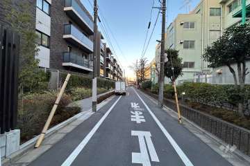 敷地南側の前面道路(西側から)