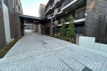 駐車場の出入口（リングシャッター付き）