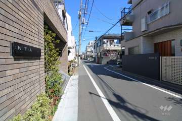 敷地東側の前面道路（南側から）