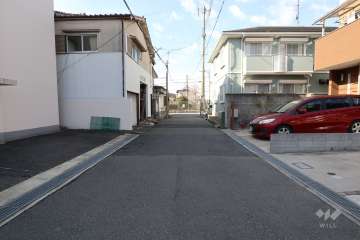 敷地北側の前面道路（西側から）
