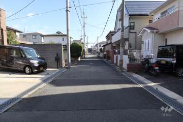 敷地北側の前面道路（東側から）