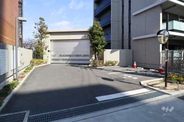 駐車場の出入口にはゲートが設置されています。