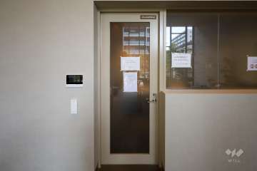 コワーキングラウンジの出入口