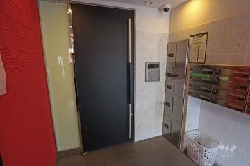 エントランスはオートロック付きです。