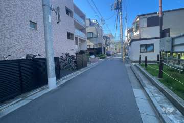 敷地北東側の前面道路（南東側から）