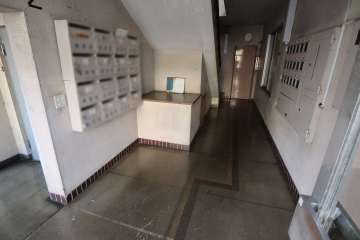 住戸入り口（共用ポスト）