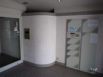 オートロックと宅配ボックスが設置されています。