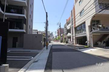 敷地北側の前面道路（東側から）