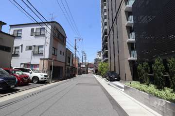 敷地西側の前面道路（南側から）