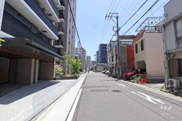 敷地西側の前面道路（北側から）