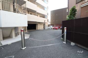 駐車場の出入口（ロボットゲート付き）