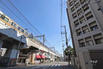 道を挟んで北側を阪神本線が走っています。