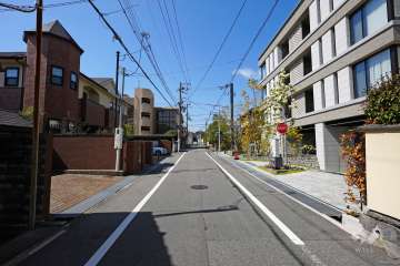 敷地南側の前面道路（東側から）