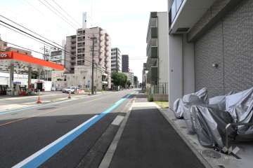 敷地東側の前面道路（北側から）