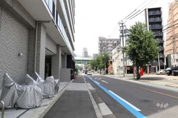 敷地東側の前面道路（南側から）