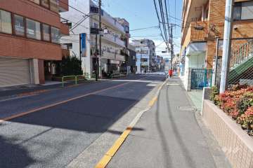 敷地南側は弦巻通りに面しています。