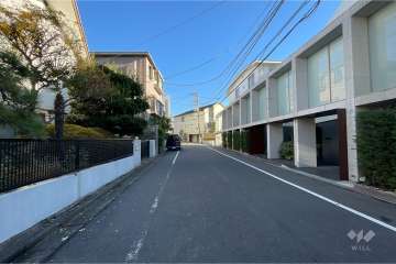 敷地北西側の前面道路（南西側から）