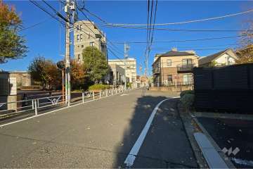 敷地南西側の前面道路（南東側から）