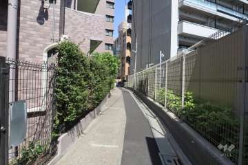 敷地北西側の前面道路