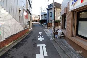 敷地南西側の前面道路(南東側から)