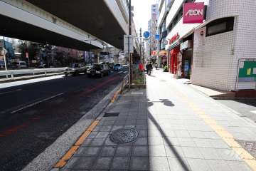 敷地南側の前面道路(東側から)