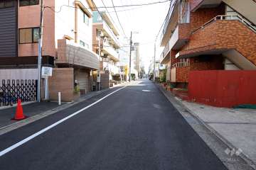 敷地西側の前面道路（北側から）