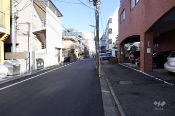 敷地北側の前面道路（西側から）