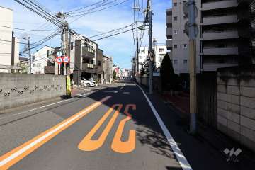 敷地北側の前面道路（西側から）