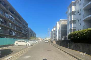 敷地北西側の前面道路（南西側から）