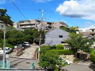 高台にあり、駅までの道のりに坂がありますが、開放感のある立地です。