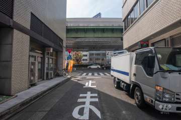 敷地南側の前面道路（西側から）