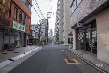 敷地東側の前面道路（北側から）