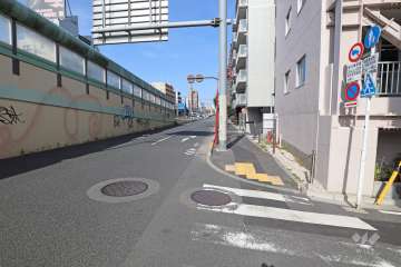 敷地西側の前面道路(南側から）
