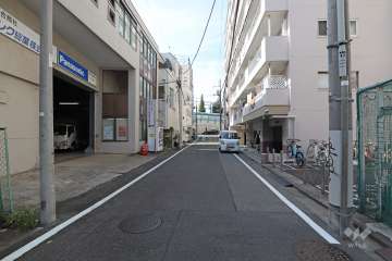 敷地南側の前面道路（東側から）