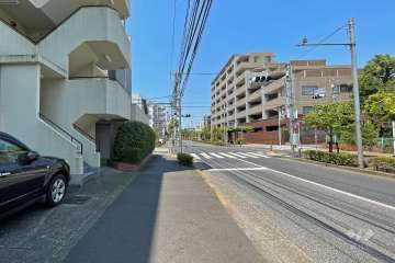 敷地北側の前面道路（東側から）