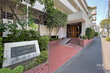 エントランスアプローチ（銘板）