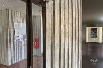 エントランスはオートロック付きです。