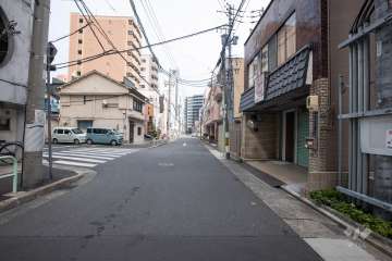 敷地北側の前面道路（東側から）