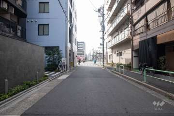敷地北側の前面道路（西側から）