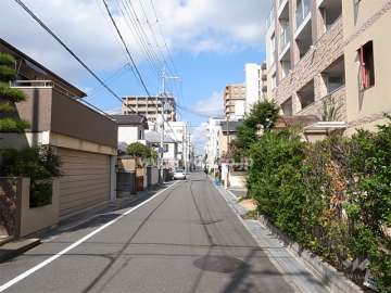敷地西側の前面道路