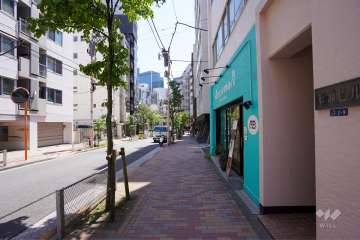 敷地北東側の前面道路（北西側から）