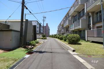 敷地南側の前面道路(東側から)